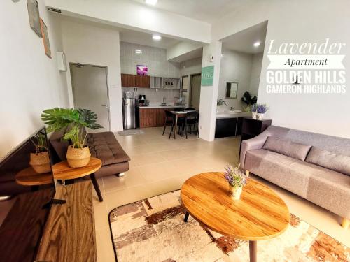 ein Wohnzimmer mit einem Sofa und einem Tisch in der Unterkunft Lavender Apartment 1BR Golden Hills Cameron Highlands in Cameron Highlands