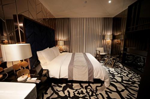 Кровать или кровати в номере Best Louis Hamilton Hotel Gwangan