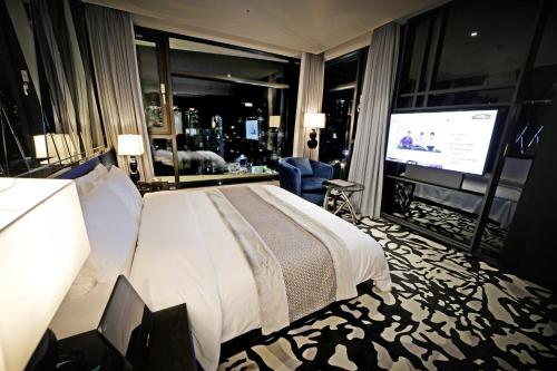Телевизор и/или развлекательный центр в Best Louis Hamilton Hotel Gwangan