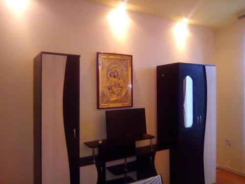a room with a desk and a picture on the wall at Casa Ovi și Simo in Haţeg