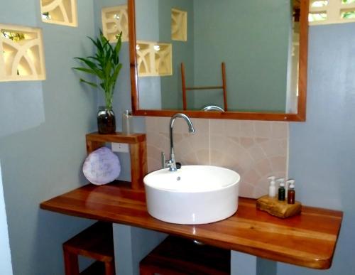 Salle de bains dans l'établissement Nypa Style Resort Camiguin