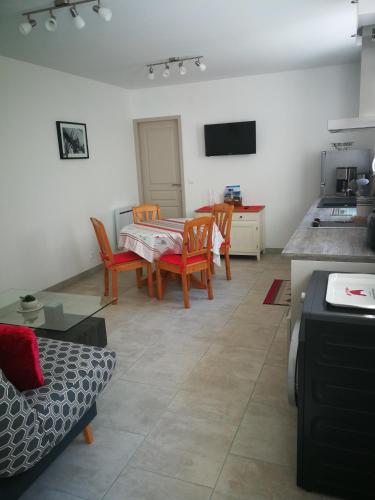 une cuisine et une salle à manger avec une table et des chaises dans l'établissement boyard, à Rochefort