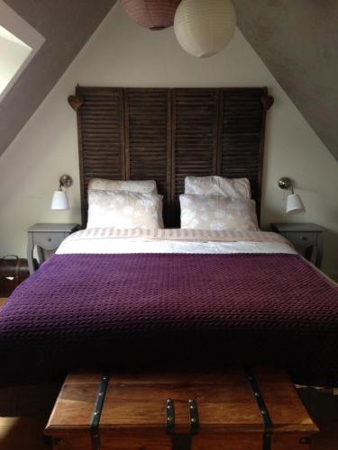 Un pat sau paturi într-o cameră la Villa Camélia