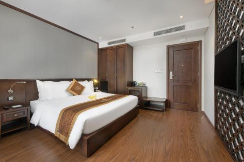 Cosmos Hotel Danangにあるベッド