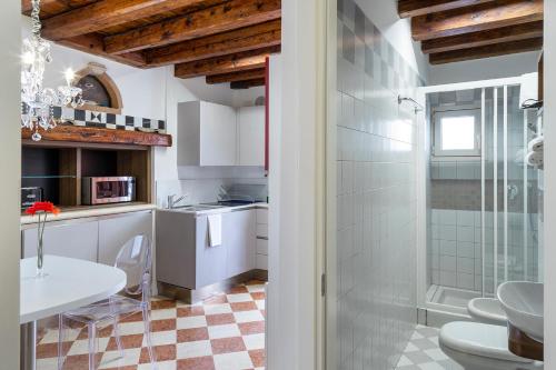 Ein Badezimmer in der Unterkunft Antico Caminetto alla Biennale