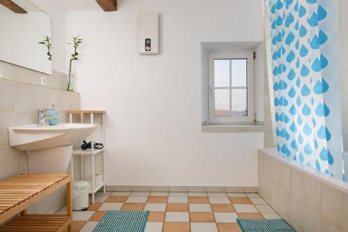 ein Bad mit einem Waschbecken und einem Spiegel in der Unterkunft Auszeit-Eifel Eifelhaus "Burgaß 1807" Sauna & Badezuber in Willwerscheid