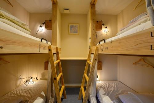 เตียงสองชั้นในห้องที่ COCORETO The Guesthouse Daikon Island
