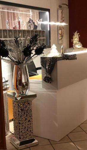 a display in a store with a vase on a counter at Hotel & Restaurant Blume in Wolfsburg