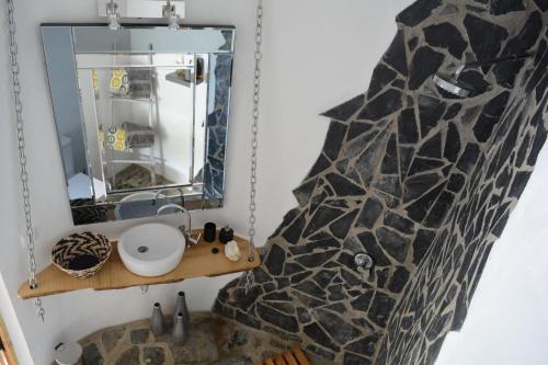 bagno con specchio e lavandino di Quinta da Granja Gardener's cottage a Coimbra