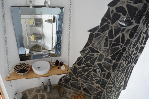 un baño con espejo y lavabo en Quinta da Granja Gardener's cottage, en Coímbra