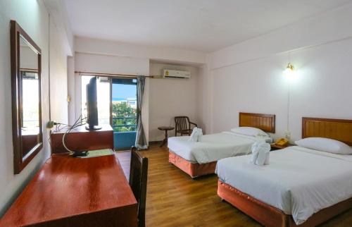 Postel nebo postele na pokoji v ubytování Wiangwalee Hotel