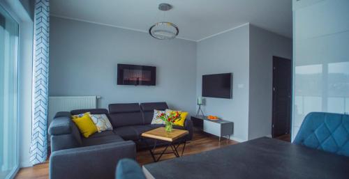a living room with a couch and a table at Apartament w Cieplicach Perfekt in Jelenia Góra