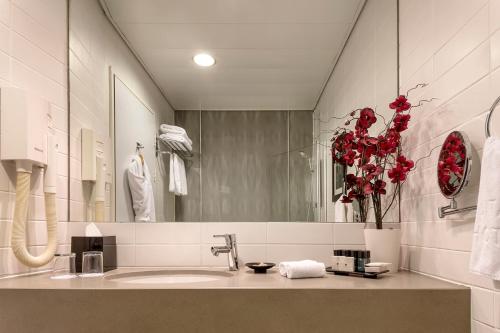 חדר רחצה ב-Vital - Urban boutique hotel TLV