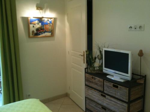 a bedroom with a tv on top of a dresser at La Villa Antalya in Ault