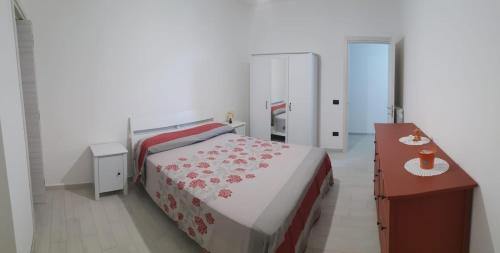 1 dormitorio con cama, tocador y espejo en Casa Vacanze Mercolino en Bracigliano