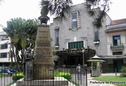 a statue of a man in front of a building at Casa Hostel Petrópolis in Petrópolis