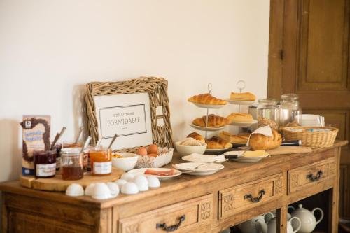 een tafel met brood en ander voedsel erop bij Domaine de Savigny in Saint-Saulge