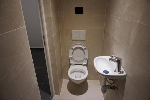 uma pequena casa de banho com WC e lavatório em STYLE HOTEL em Paris
