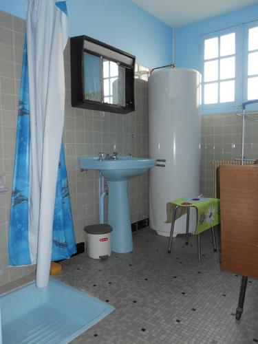 La salle de bains est pourvue d'un lavabo et d'un miroir. dans l'établissement La palombe, à Mimizan-Plage