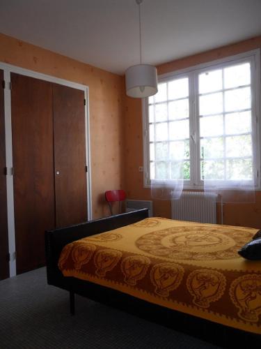 une chambre avec un lit et une grande fenêtre dans l'établissement La palombe, à Mimizan-Plage