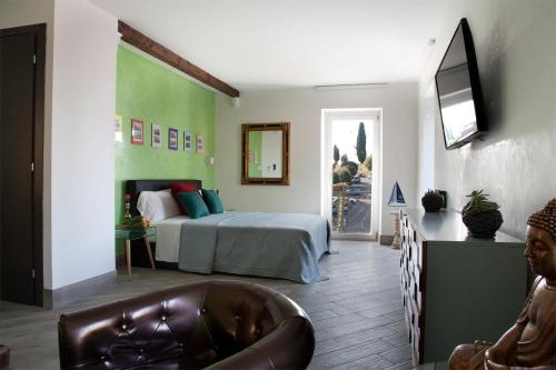 um quarto com uma cama e uma banheira em Relais Al Porto em Peschiera del Garda