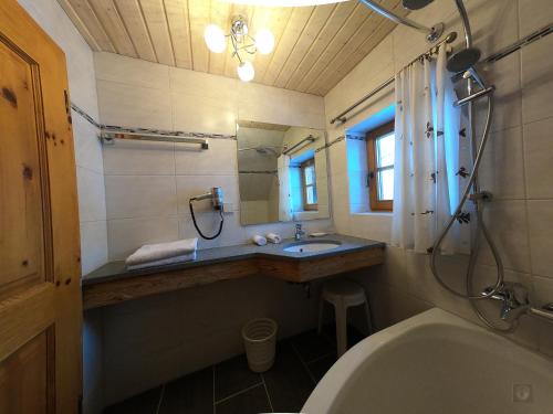 Et badeværelse på Alpenhaus Ganser-Dixit
