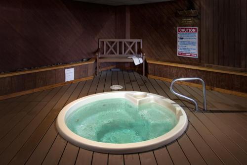 a bath tub in the middle of a boat at Carriage House Country Club in Pocono Manor