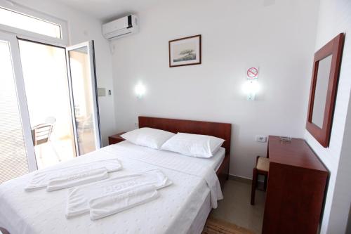 Фотография из галереи Apartments Baron в Свети-Стефане