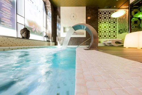 Piscina di Hotel Fruela o nelle vicinanze