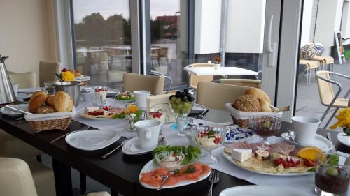 uma mesa coberta com pratos e tigelas de comida em Ferienwohnung am Pfaffe-Kai em Brandemburgo no Havel
