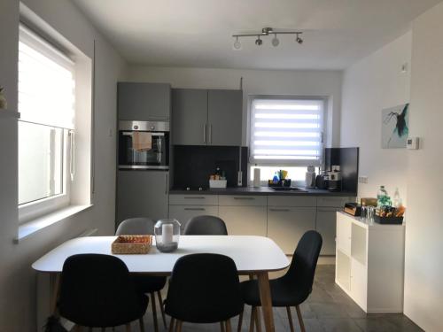 フリードリヒスハーフェンにあるApartment Friedrichshafen Centerのキッチン(白いテーブル、椅子付)