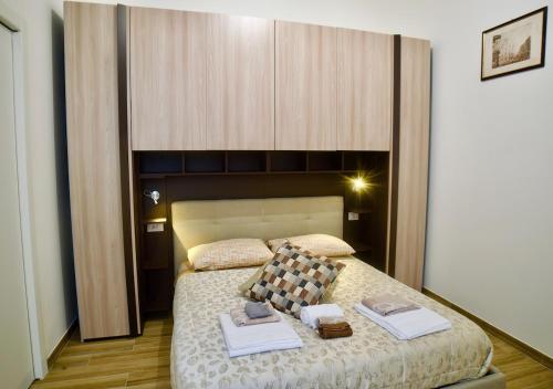 Un pat sau paturi într-o cameră la Central Lepetit apartment De Luxe