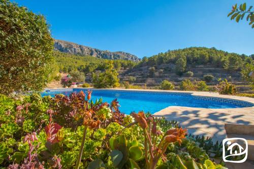 Villa Olta Mountains by Abahana Villas tesisinde veya buraya yakın yüzme havuzu