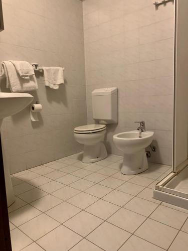 a bathroom with a toilet and a sink at Hotel Riviera Ristorante La Briciola in San Bernardino