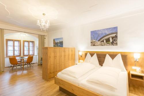 1 Schlafzimmer mit einem großen Bett und einem Esszimmer in der Unterkunft Altes Backhaus in Eisenstadt