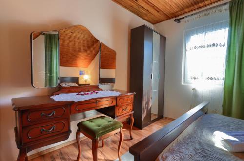 een slaapkamer met een dressoir met een spiegel en een bed bij Apartment Mirjana in Kotor