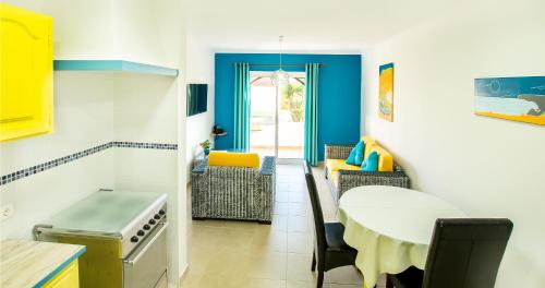 a kitchen and dining room with a table and chairs at Tonel Apartamentos Turisticos in Sagres