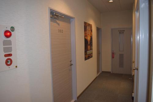 a hallway with a door in a room at Pension Surf Rider in Nishiizu