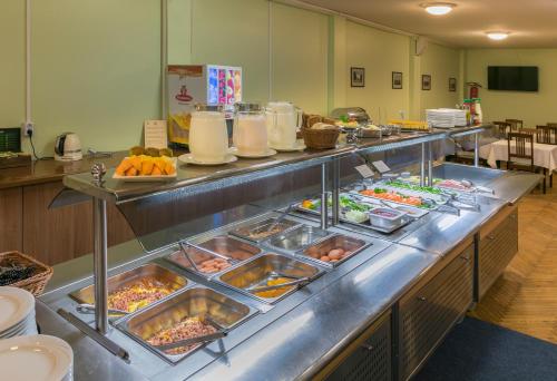 un buffet avec de nombreux types de nourriture différents dans l'établissement Wasa Hotel & Health Center, à Pärnu