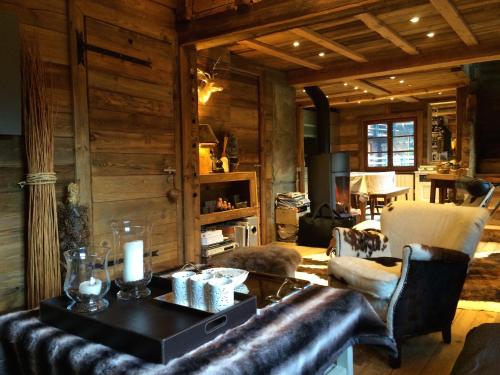 un salon avec une table et un canapé dans l'établissement CHALET ALBA, à Chamonix-Mont-Blanc