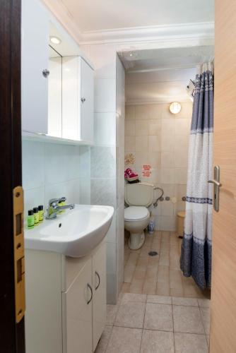 a bathroom with a sink and a toilet at Mermaid cottage in Longós