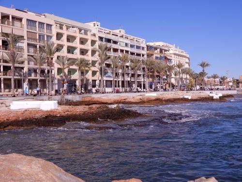Edificio 1º línea de playa, en paseo marítimo de Torrevieja, Alicante, Costa Blanca