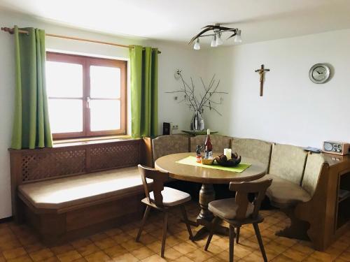uma sala de estar com um sofá e uma mesa em Ferienwohnung Wieser Reizegg 7, 5652 Dienten em Dienten am Hochkönig