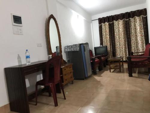 a living room with a desk and a mirror at Saritas Guest House - Bogmalo Beach in Bogmolo