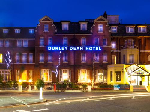 een gebouw met een bord dat Dunley Dean hotel leest bij Durley Dean in Bournemouth