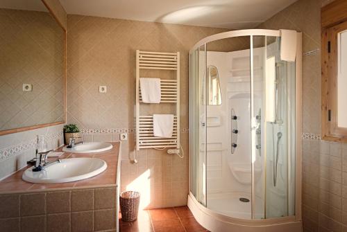 a bathroom with two sinks and a shower at Casa Rural La Alegría de la Alcarria III in Torremocha del Campo