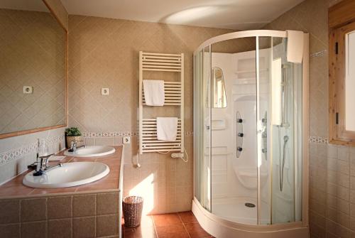 y baño con 2 lavabos y ducha. en Casa Rural La Alegría de la Alcarria III, en Torremocha del Campo
