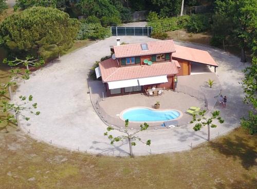 une vue aérienne d'une maison avec piscine dans l'établissement Soulac Locations, à Soulac-sur-Mer