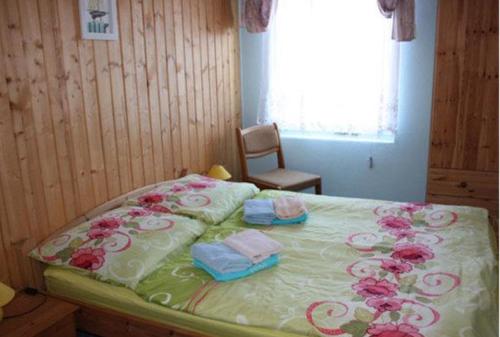 Un dormitorio con una cama con flores. en Ferienwohnung, en Canow