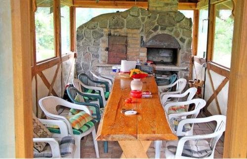 una mesa de madera y sillas en una cocina con horno de piedra en Ferienwohnung, en Canow